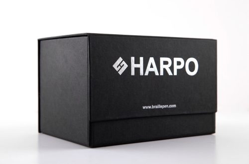 zamknięte czarne pudełko magnetyczne ze srebrnym logo firmy Harpo