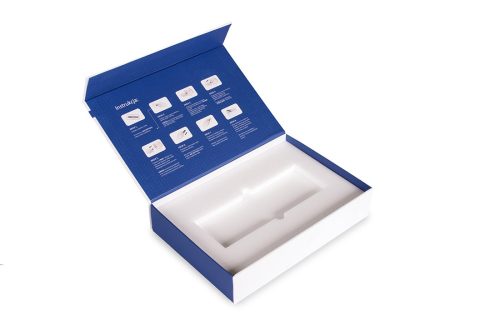 otwarte niebieskie pudełko magnetyczne z białą wkładką na produkt w środku