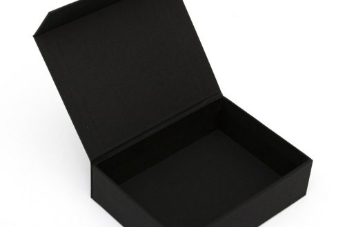 czarne pudełko magnetyczne z otwartą klapką