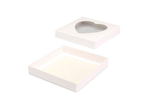 rozłożone białe dwuczęściowe pudełko na ciasteczka, z okienkiem w kształcie serduszka
